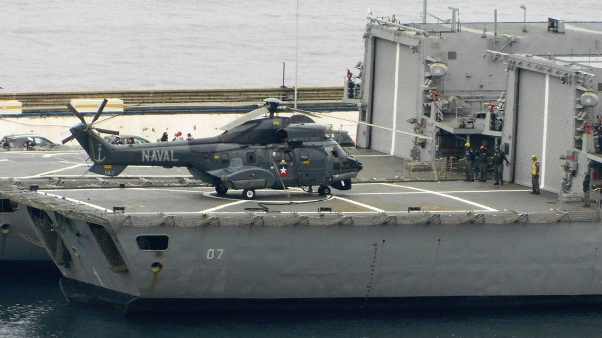 Helicptero SH-32 Cougar de la aviacin Naval  en la cubierta de vuelo de la Fragata FF-07 Lynch (foto Ramsesverde)